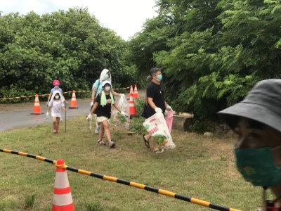 揮汗淨灘  收穫滿滿